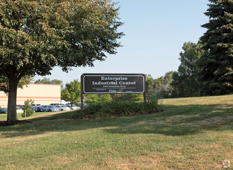 2444 Enterprise Dr, Mendota Heights, MN à louer - Photo de l’immeuble – Image 3 sur 5