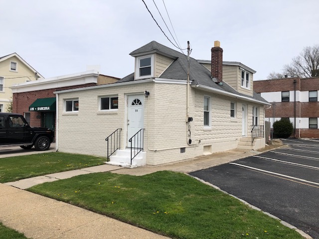28 Locust St, Manhasset, NY à vendre - Photo de l’immeuble – Image 3 sur 7