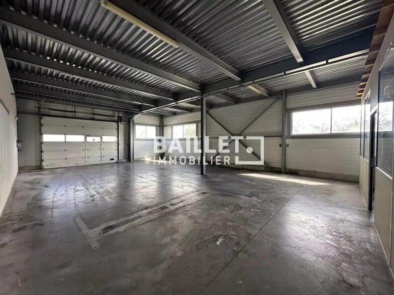Industriel/Logistique dans Fréjus à louer - Photo de l’immeuble – Image 1 sur 8