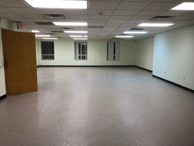 24 Outwater Ln, Garfield, NJ à louer - Photo intérieure – Image 3 sur 13