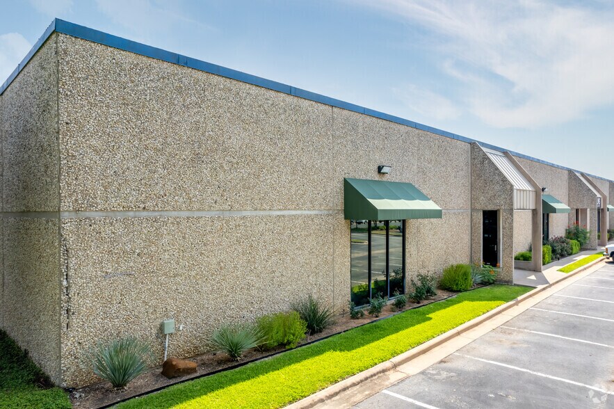 2010 Centimeter Cir, Austin, TX à louer - Photo de l’immeuble – Image 1 sur 5