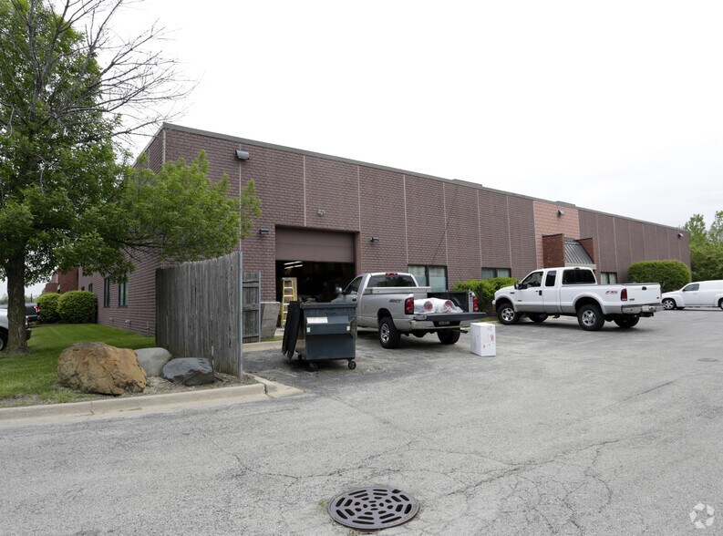 8102 Lemont Rd, Woodridge, IL à louer - Photo de l’immeuble – Image 3 sur 5
