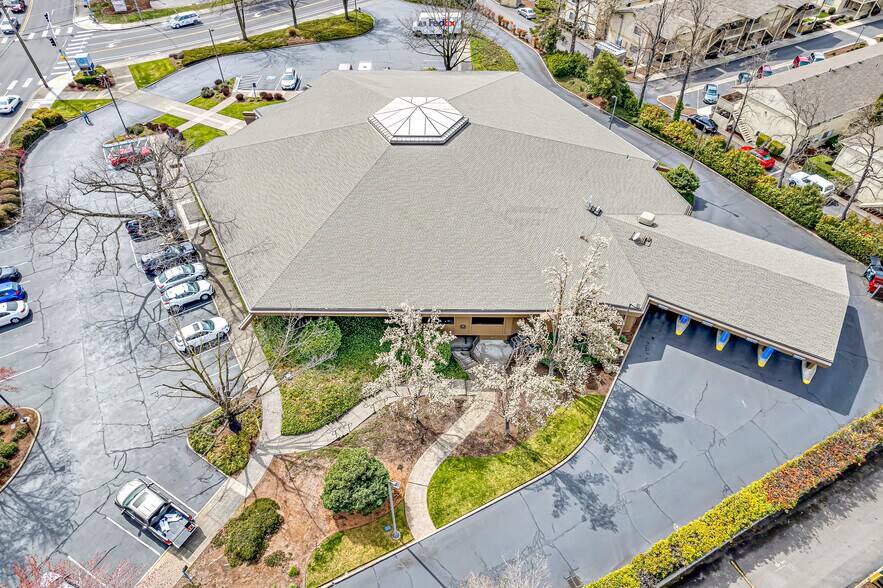 601 Crater Lake Ave, Medford, OR à louer - Photo de l’immeuble – Image 3 sur 8