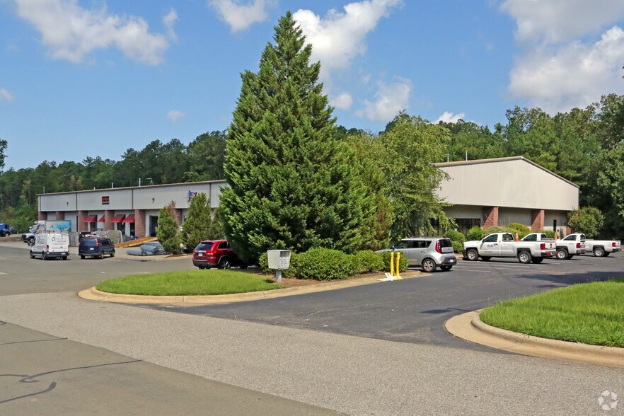 2436 S Miami Blvd, Durham, NC à louer - Photo principale – Image 2 sur 3