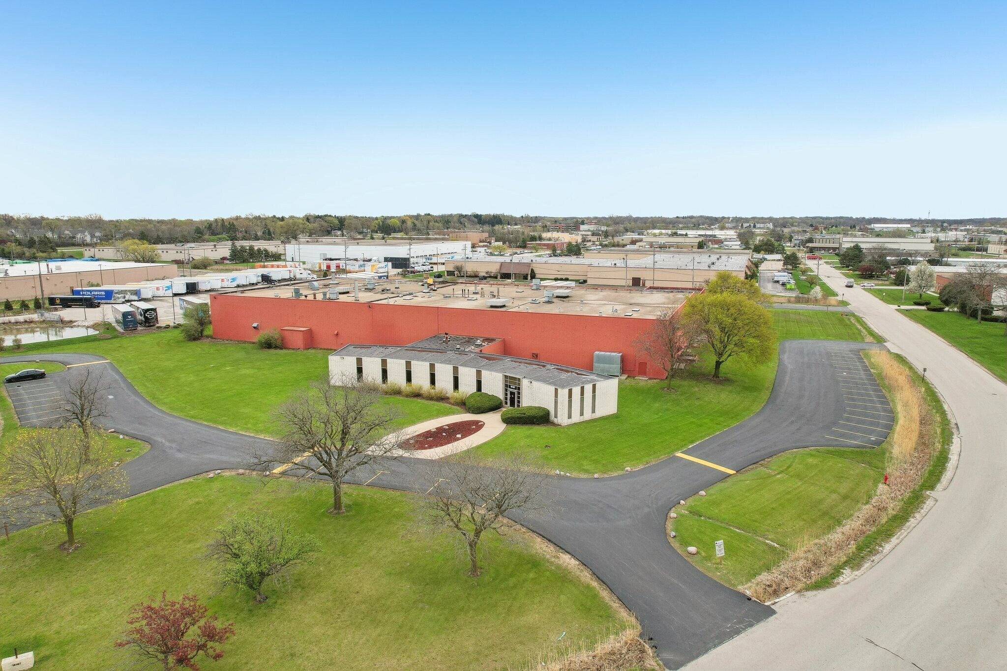 16167 W Rogers Dr, New Berlin, WI à vendre Photo principale– Image 1 sur 4