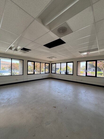 5142 Clareton Dr, Agoura Hills, CA à louer - Photo de l’immeuble – Image 3 sur 9