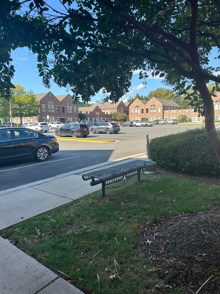 21165 Whitfield Pl, Sterling, VA à louer - Photo de l’immeuble – Image 3 sur 24