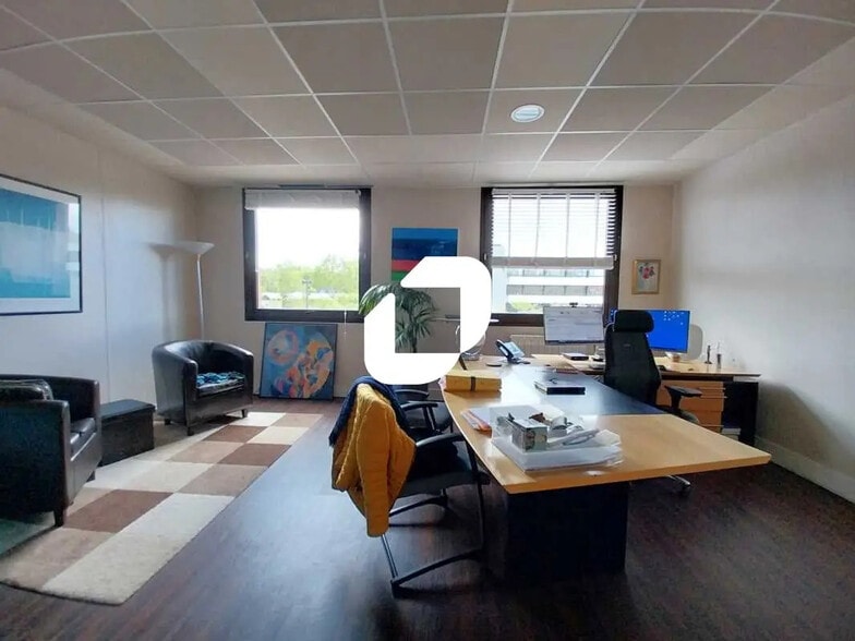 Bureau dans Montigny-le-Bretonneux à vendre - Photo de l’immeuble – Image 1 sur 11