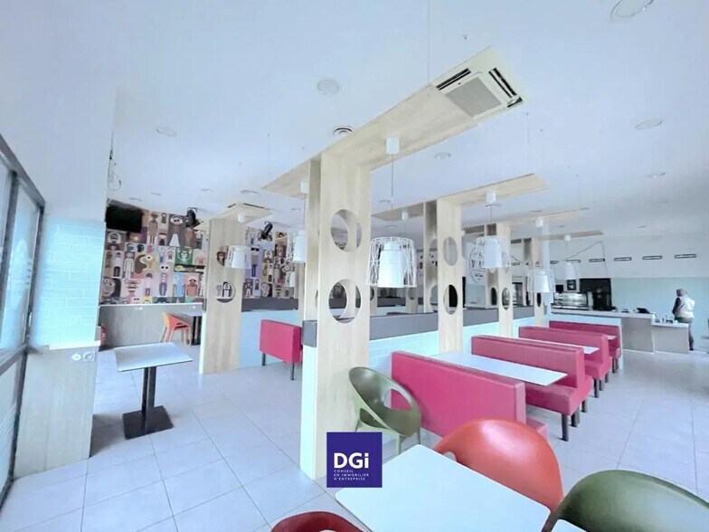 Local commercial dans Nîmes à louer - Photo de l’immeuble – Image 3 sur 6