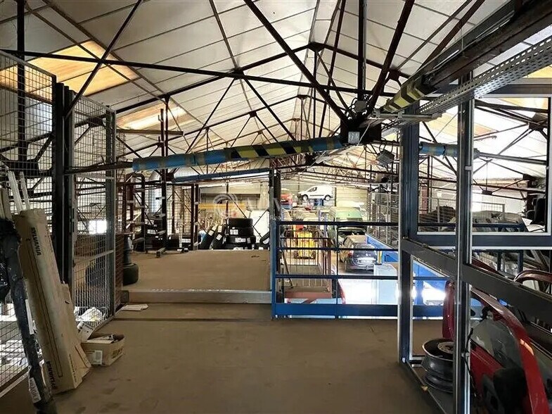 Local d’activités dans La Chapelle-Saint-Ursin à louer - Photo intérieure – Image 3 sur 7