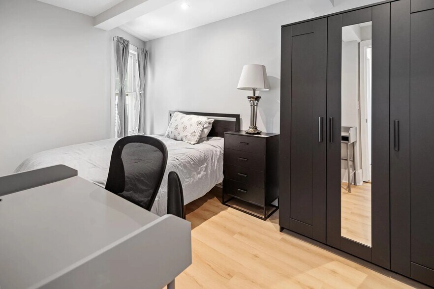 Cornell Portfolio - 22 Units - 80 Beds portefeuille de 1 biens à vendre sur LoopNet.fr - Photo de l’immeuble – Image 2 sur 7