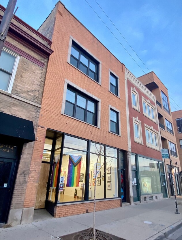 2415 N Milwaukee Ave, Chicago, IL à louer Photo de l’immeuble– Image 1 sur 3