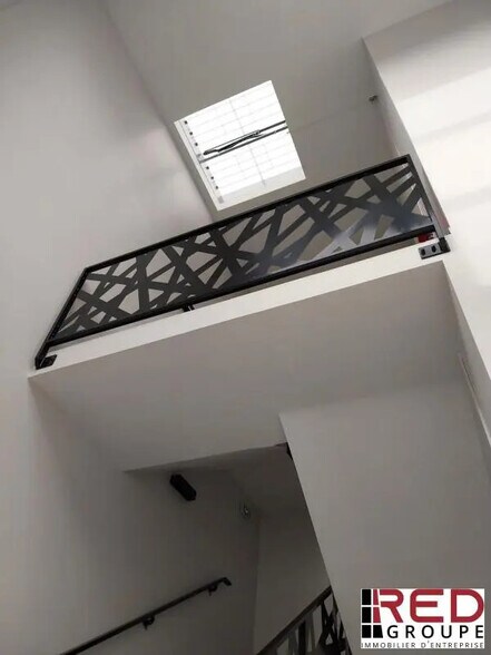 Bureau dans Bouc-Bel-Air à louer - Photo de l’immeuble – Image 2 sur 4