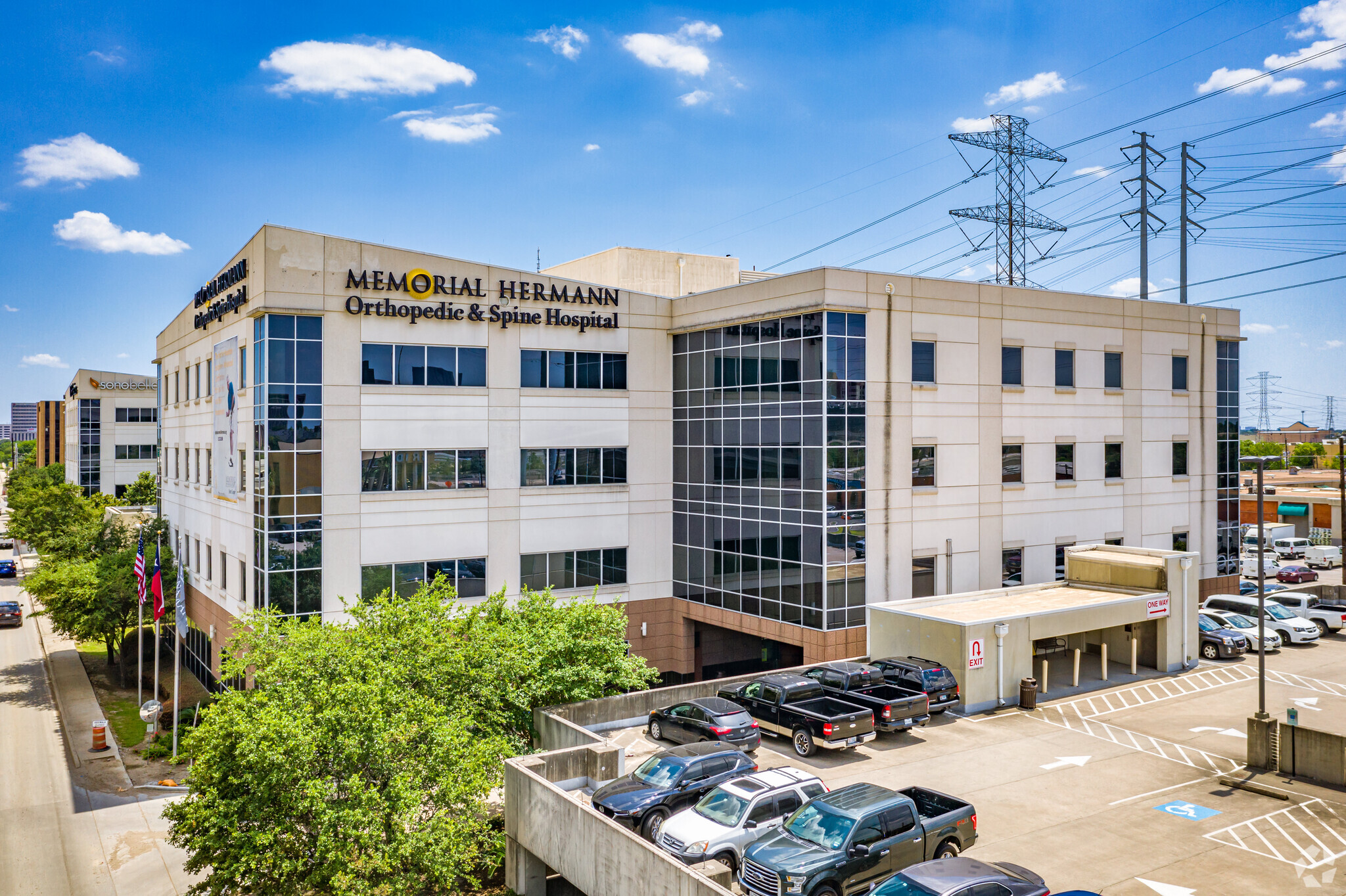 5420 West Loop S, Bellaire, TX à louer Photo de l’immeuble– Image 1 sur 8
