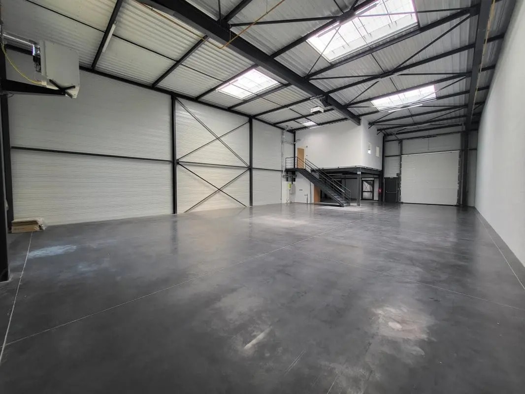 Local d’activités dans Saint-Priest à louer Photo intérieure– Image 1 sur 8