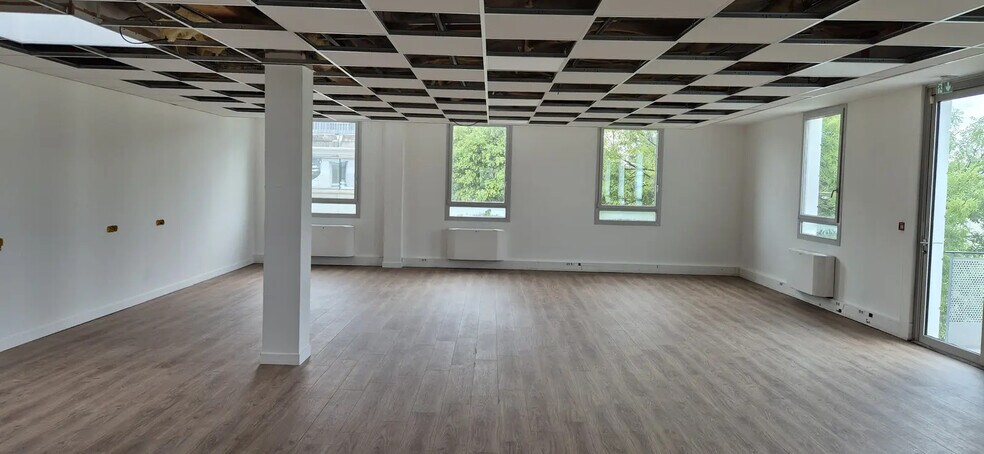 Bureau dans Bron à louer - Photo de l’immeuble – Image 2 sur 4