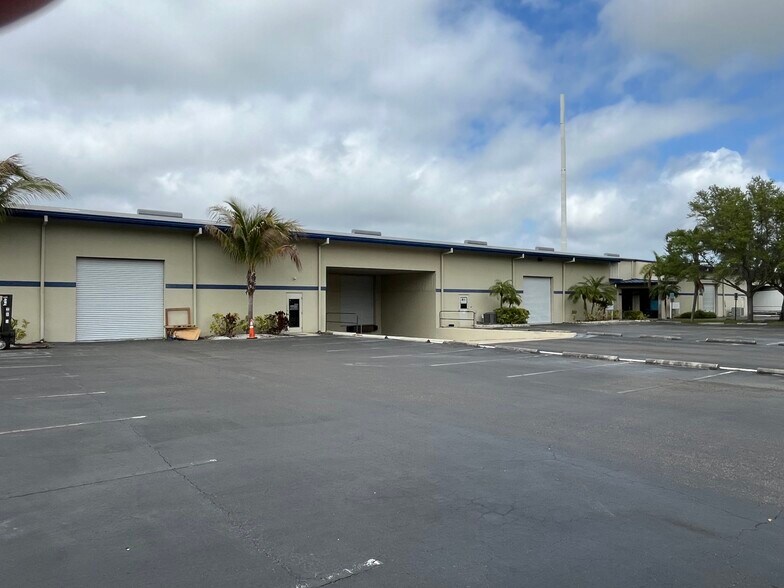 8575 Somerset Dr, Largo, FL à louer - Photo principale – Image 1 sur 17