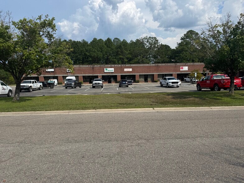 409 Chicago Dr, Fayetteville, NC à louer - Photo de l’immeuble – Image 2 sur 18