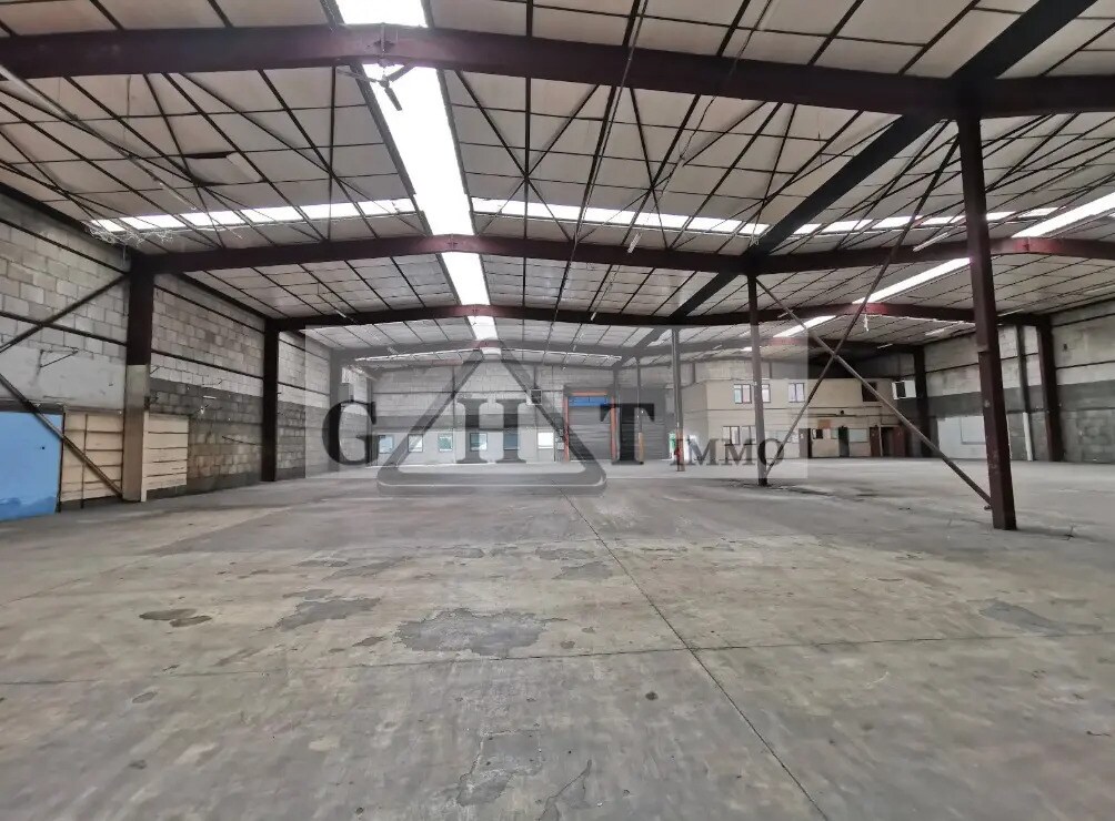 Industriel/Logistique dans Plaisir à vendre Photo intérieure– Image 1 sur 6