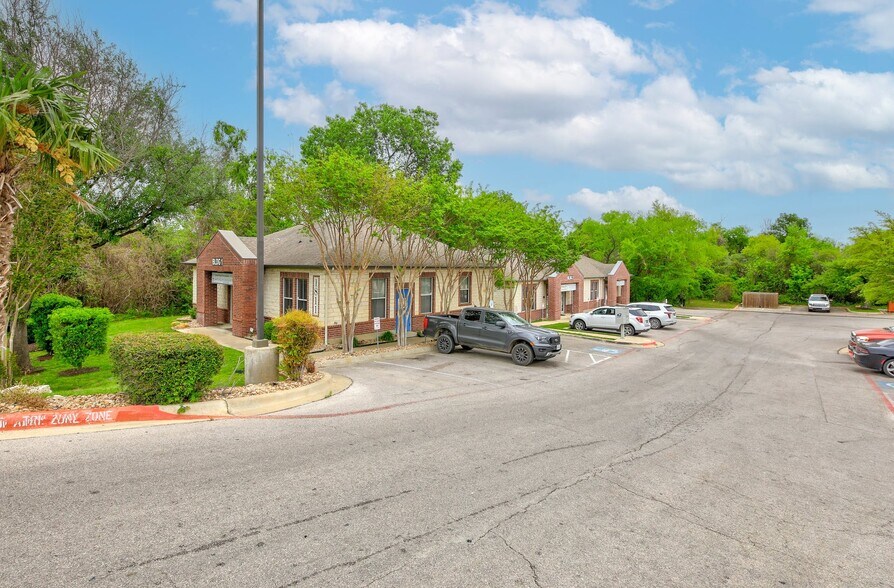 1811 N Austin Ave, Georgetown, TX à louer - Photo de l’immeuble – Image 2 sur 2