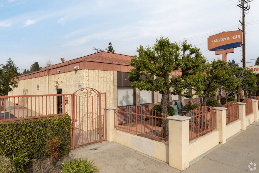 16605 Sherman Way, Van Nuys, CA à louer - Photo de l’immeuble – Image 3 sur 12