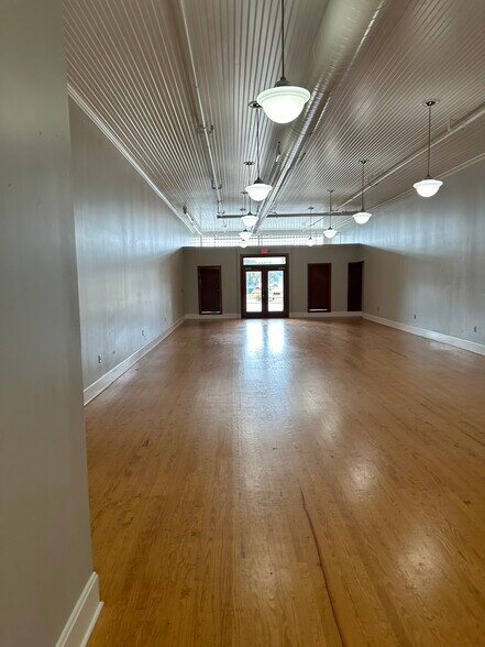 101 and 103 E Main portefeuille de 2 biens à vendre sur LoopNet.fr - Photo de l’immeuble – Image 2 sur 13