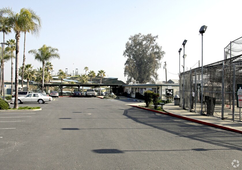 110 N Mooney Blvd, Tulare, CA à louer - Photo de l’immeuble – Image 2 sur 17