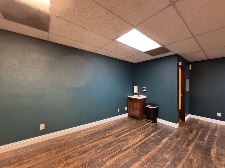 4755 W Flamingo Rd, Las Vegas, NV à louer - Photo de l’immeuble – Image 2 sur 10