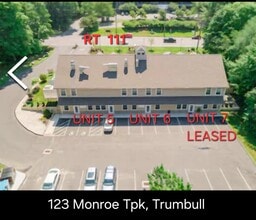 123 Monroe Tpke, Trumbull, CT à louer Photo de l’immeuble– Image 2 sur 5