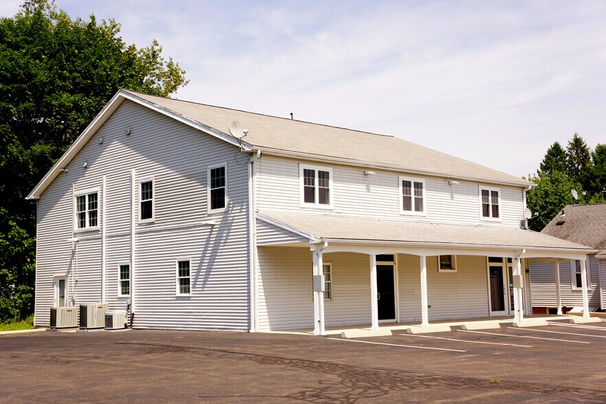 764 E Main St, Branford, CT à louer - Photo de l’immeuble – Image 1 sur 7