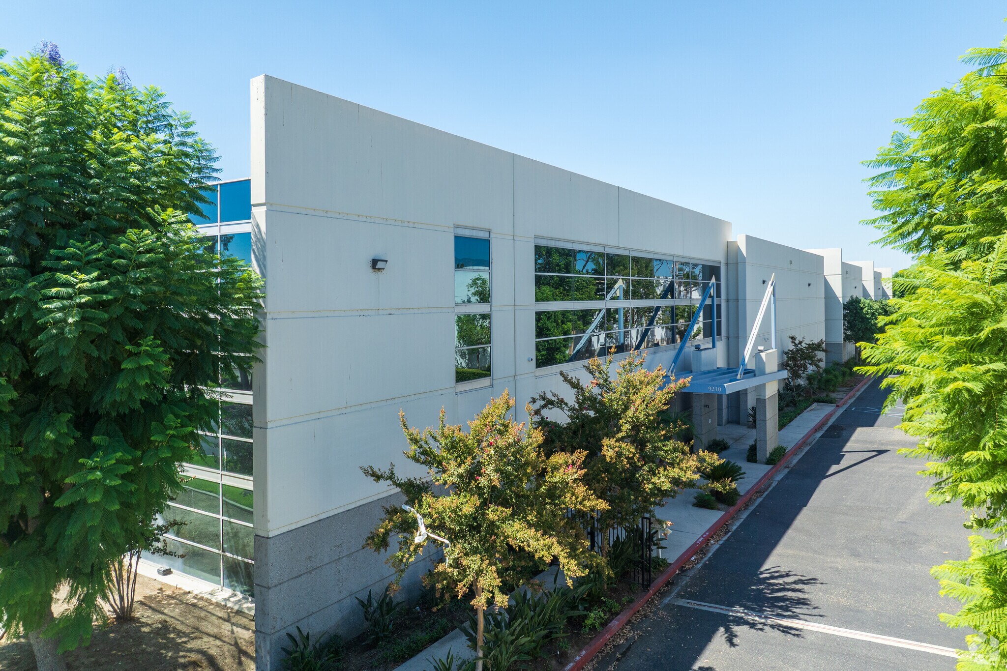 9210 Charles Smith Ave, Rancho Cucamonga, CA à louer Photo de l’immeuble– Image 1 sur 7
