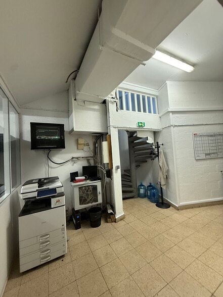 Local commercial dans Paris à louer - Photo de l’immeuble – Image 2 sur 3