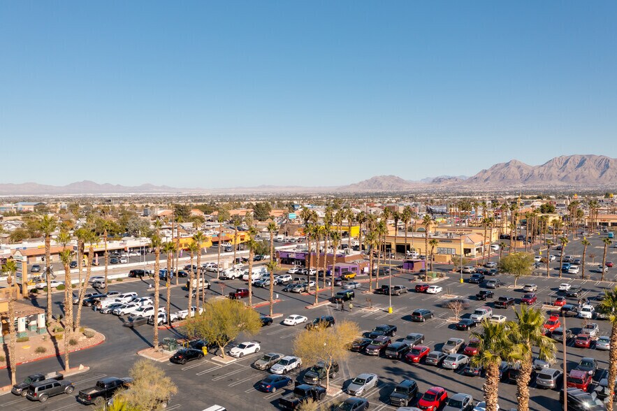 1720-1868 E Charleston Blvd, Las Vegas, NV à louer - Photo de l’immeuble – Image 3 sur 4