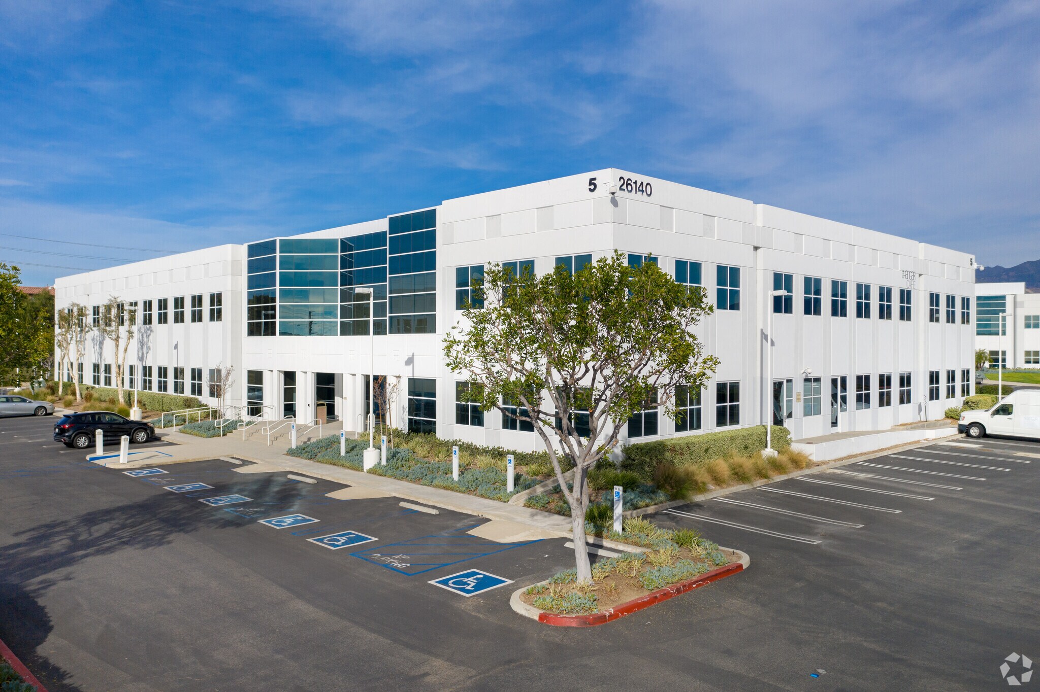 Lake Forest Flex Campus portefeuille de 4 biens à vendre sur LoopNet.fr Photo principale– Image 1 sur 9