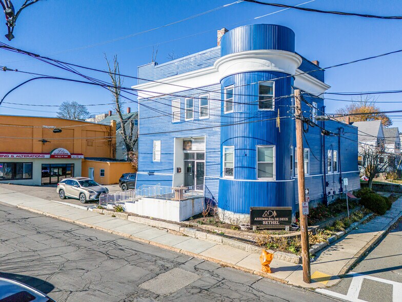 29 Spruce St, Milford, MA à vendre - Photo de l’immeuble – Image 3 sur 40