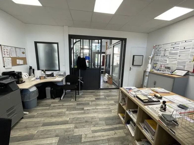 Local d’activités dans Barentin à louer - Photo de l’immeuble – Image 3 sur 7