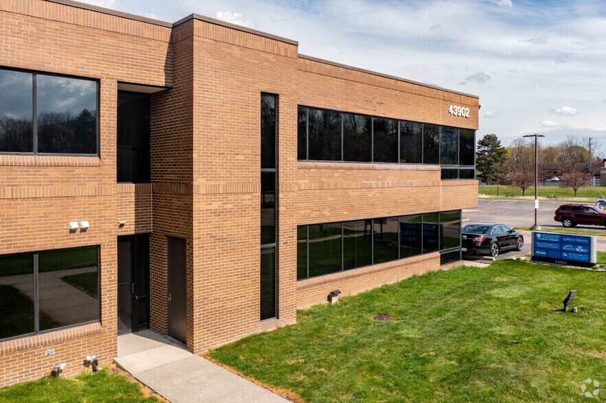 43902 Woodward Ave, Bloomfield Hills, MI à louer - Photo de l’immeuble – Image 3 sur 5