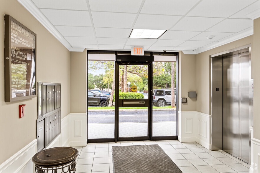 3601 SE Ocean Blvd, Stuart, FL à vendre - Photo intérieure – Image 3 sur 11