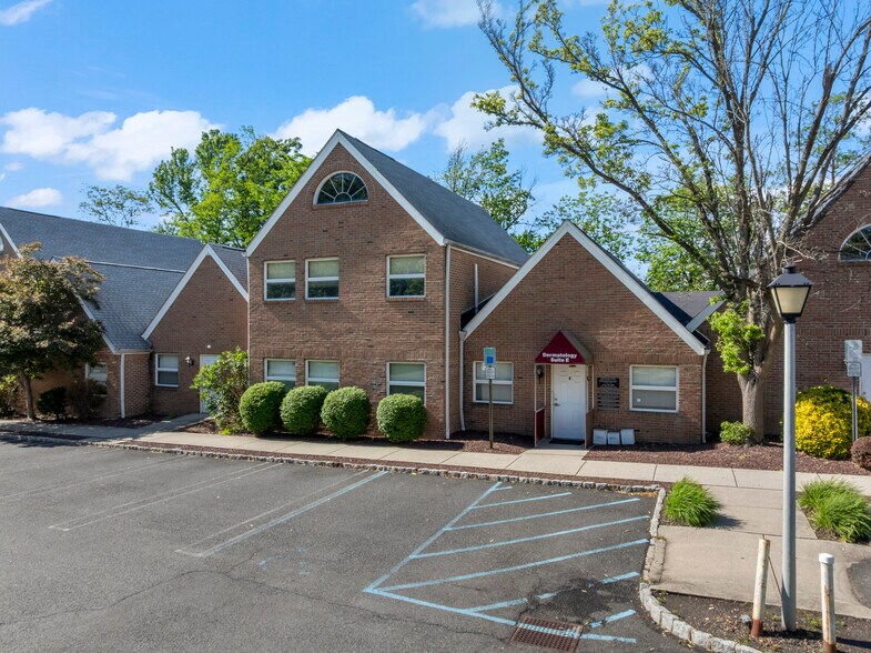 385 State Route 18, East Brunswick, NJ à vendre - Photo de l’immeuble – Image 1 sur 41