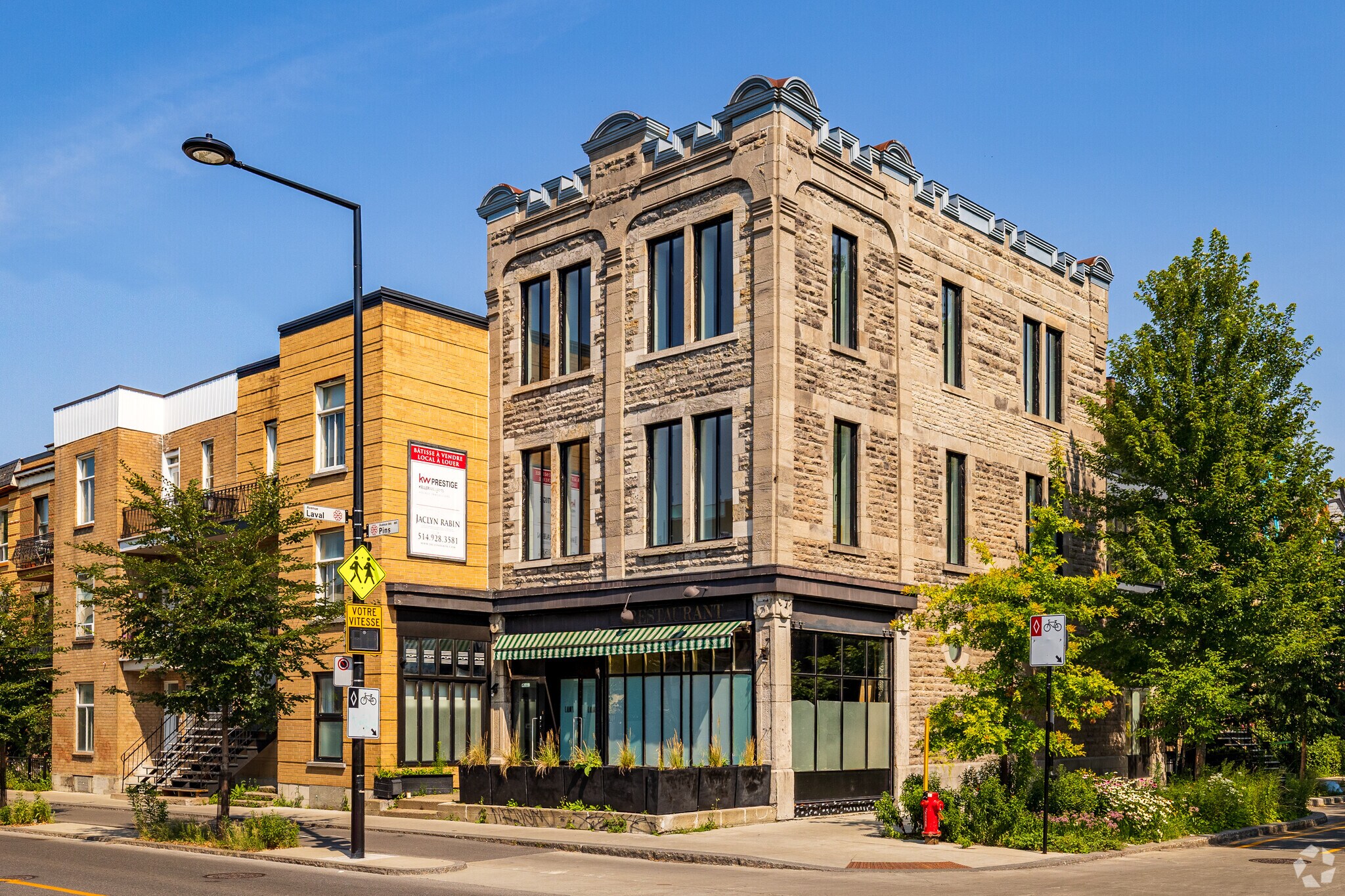 250 Av Des Pins E, Montréal, QC à louer Photo de l’immeuble– Image 1 sur 19