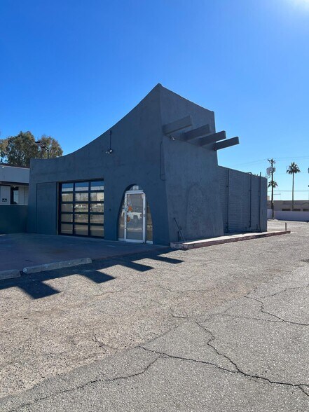 4955 W Indian School Rd, Phoenix, AZ à louer - Photo de l’immeuble – Image 2 sur 3