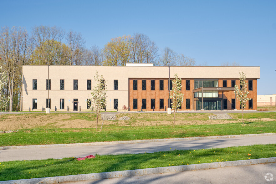 130 Canal Landing Blvd, Greece, NY à louer - Photo de l’immeuble – Image 3 sur 12
