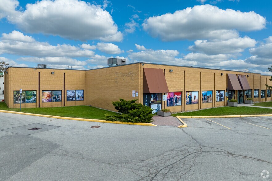 215 Carlingview Dr, Toronto, ON à louer - Photo de l’immeuble – Image 1 sur 11