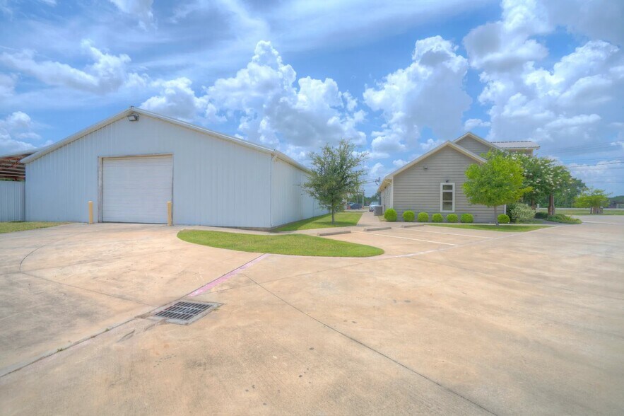 3209 Fort Worth Dr, Denton, TX à louer - Photo de l’immeuble – Image 3 sur 23