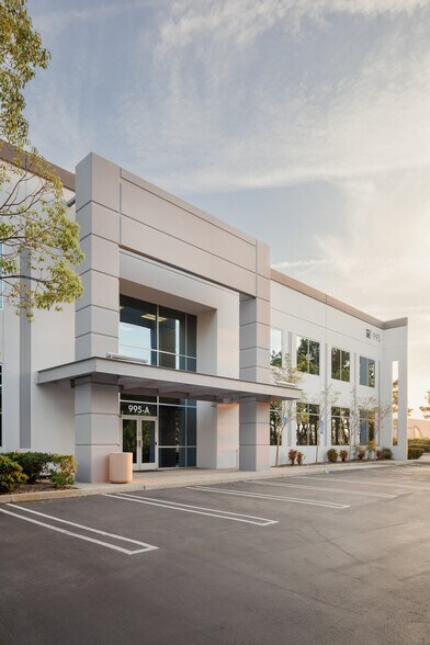 995 Joshua Way, Vista, CA à louer - Photo de l’immeuble – Image 3 sur 8