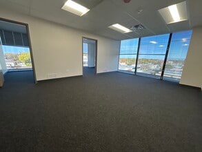 3525 W Peterson Ave, Chicago, IL à louer Photo de l’immeuble– Image 2 sur 5