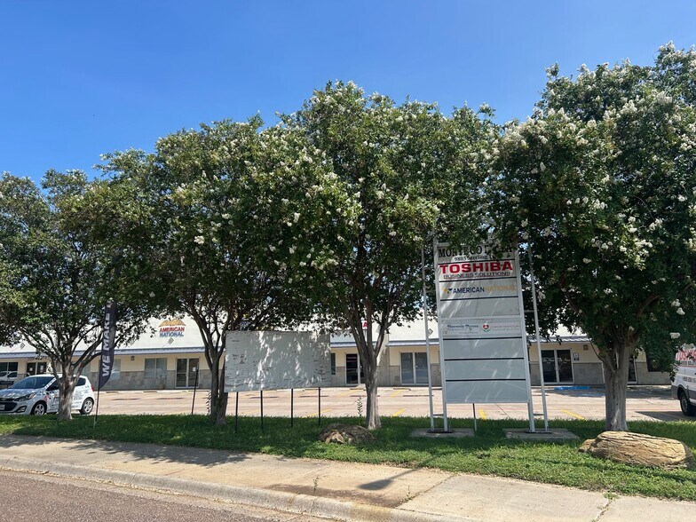9803 Sterling Loop, Laredo, TX à vendre - Photo de l’immeuble – Image 3 sur 27
