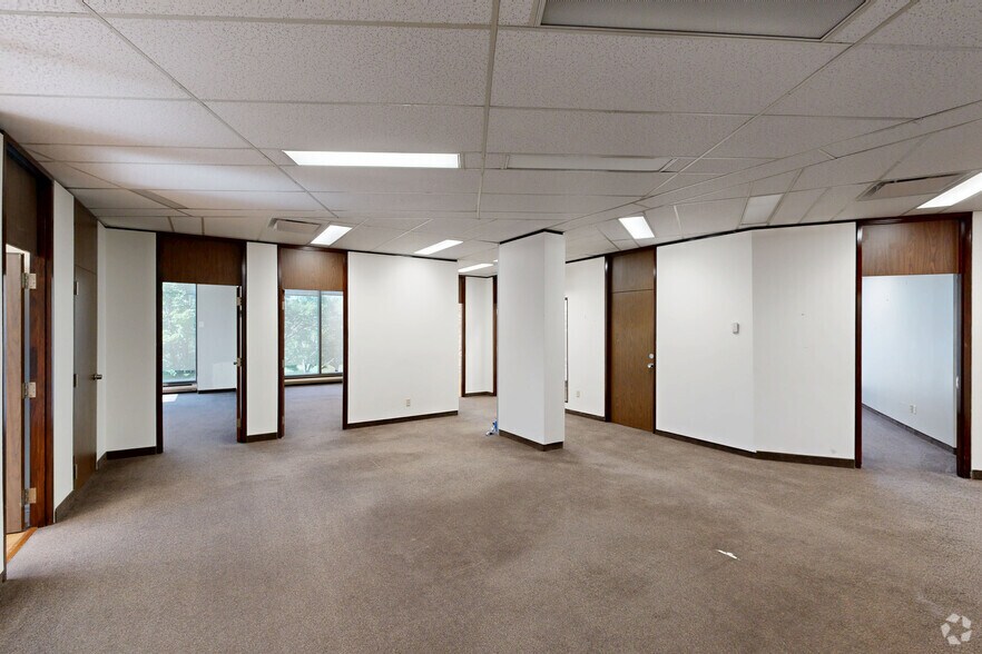 6555 Boul Métropolitain E, Montréal, QC à louer - Numérisation 3D Matterport – Image 3 sur 9