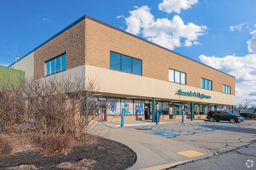1400 Oaklawn Ave, Cranston, RI à louer - Photo de l’immeuble – Image 2 sur 4