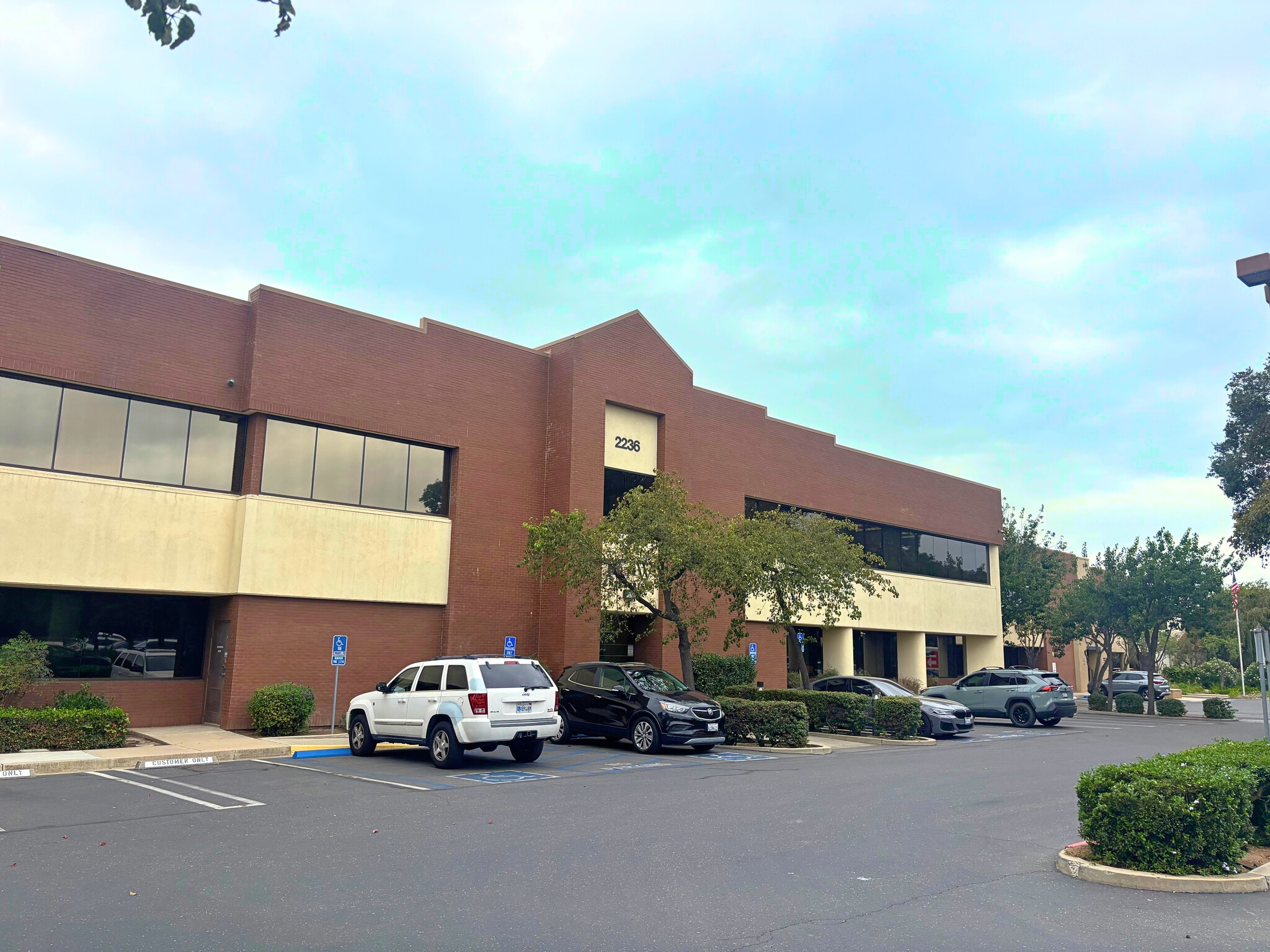 2236 S Broadway, Santa Maria, CA à louer Photo de l’immeuble– Image 1 sur 8